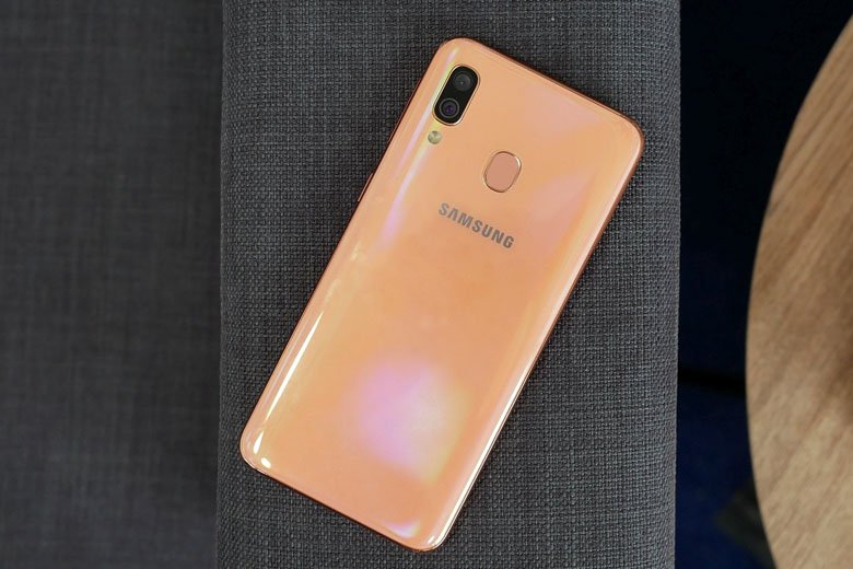 Đánh giá Galaxy A40: Chiếc điện thoại tầm trung không viền bắt mắt