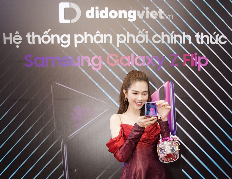 Ngọc Trinh nói gì về Galaxy Z Flip vừa tậu? 7 ngọc trinh tậu galaxy z flip tại di động việt