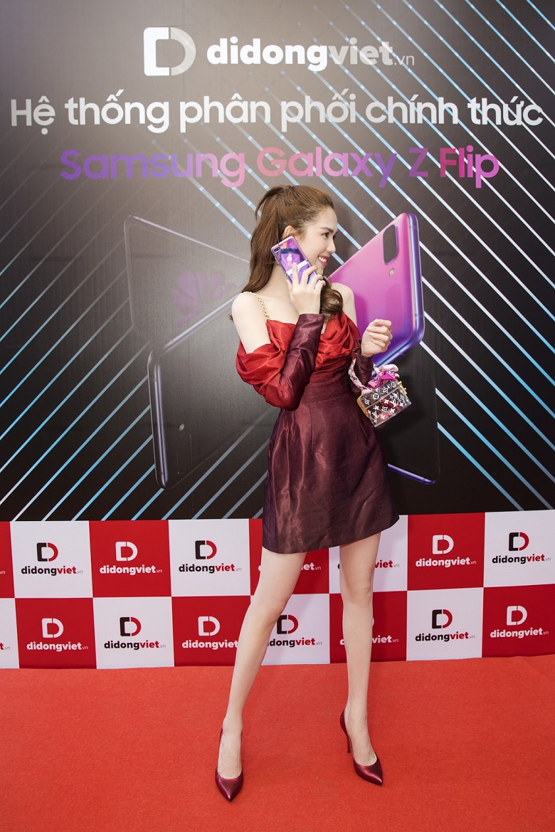 Ngọc Trinh chọn Di Động Việt để sắm Samsung Galaxy Z Flip và cảm thấy rất hài lòng.