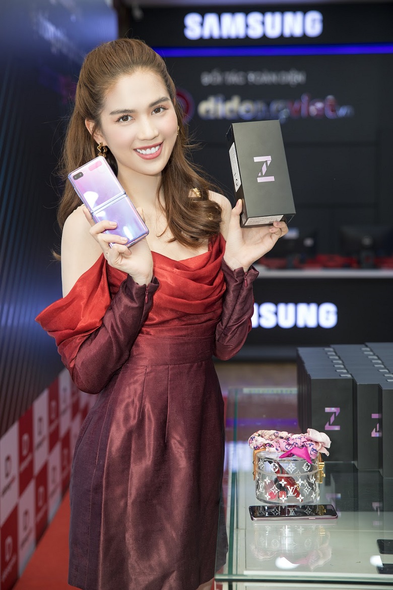 Trên tay Ngọc Trinh, Samsung Z Flip tăng thêm phần đẳng cấp.