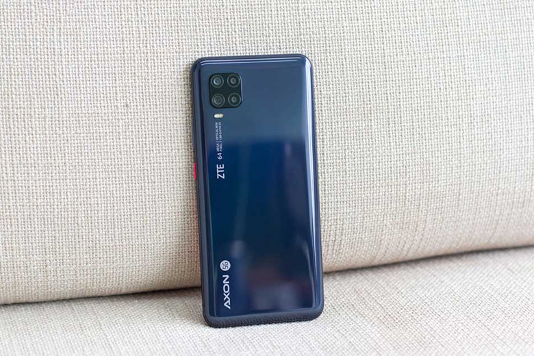 ZTE Axon 11 có mặt lưng bóng bảy sang trọng