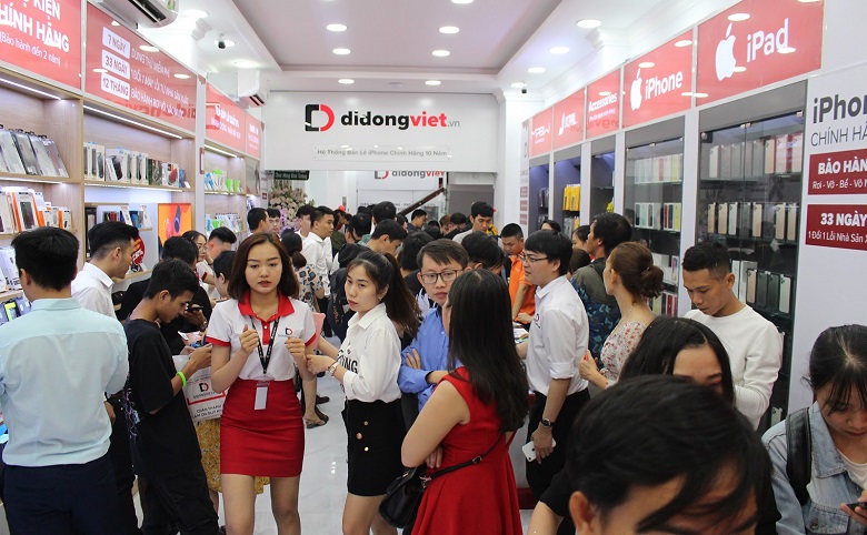 Hình ảnh khách hàng mua sắm điện thoại tại Di Động Việt