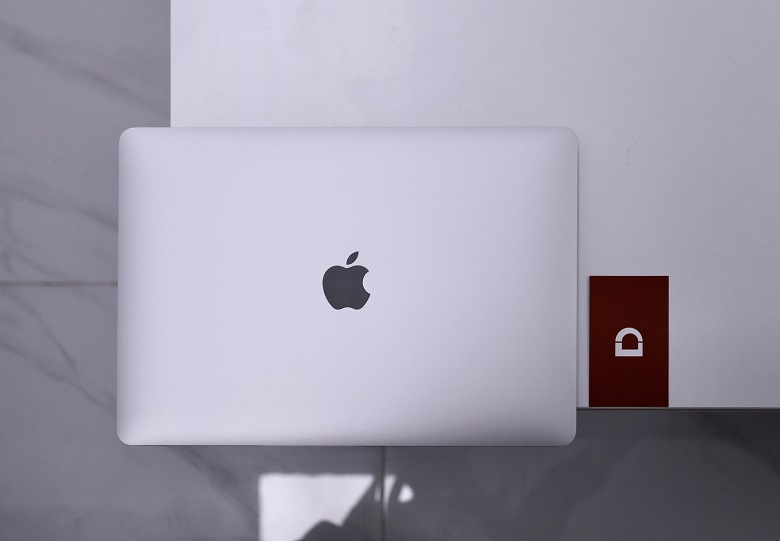 Mặt lưng Macbook Air 2020 sở hữu logo trái táo cắn dở quen thuộc của Apple