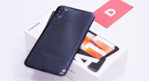 Trên tay Galaxy A11: Màn hình “nốt ruồi”, camera chụp góc siêu rộng, pin 4000 mAh Trên tay Galaxy A11: Màn hình "nốt ruồi", camera chụp góc siêu rộng, pin 4000 mAh