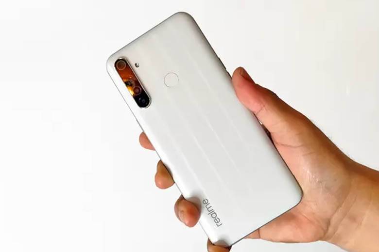 Thiết kế Redmi 9 và Realme 6i đều có thân máy bằng nhựa