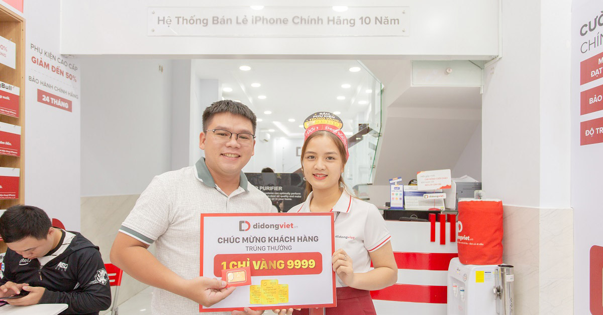 Hình ảnh khách mua phụ kiện trúng vàng 9999 tại Di Động Việt