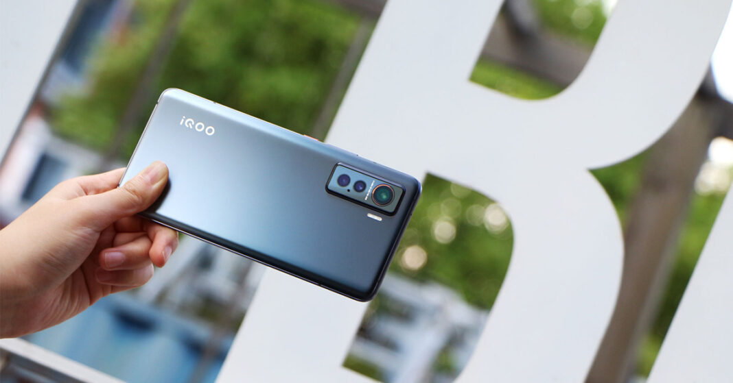 Cận cảnh iQOO 5: Chip Snapdragon 865, 3 camera sau, sạc 55W, giá từ 13,4 triệu đồng