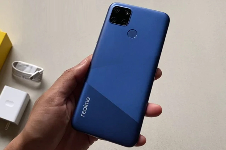 Điện thoại thừa hưởng kiểu thiết kế cụm camera vuông giống như trên Realme C11