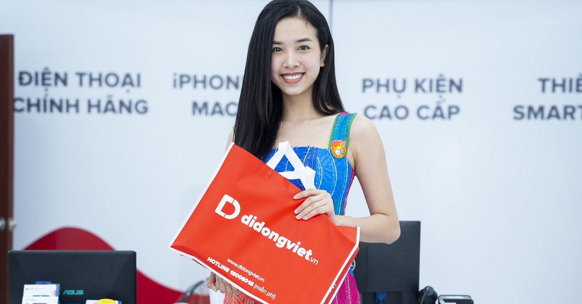 Á Hậu Thúy An Trade-in thu cũ đổi mới Macbook 2020 tại Di Động Việt