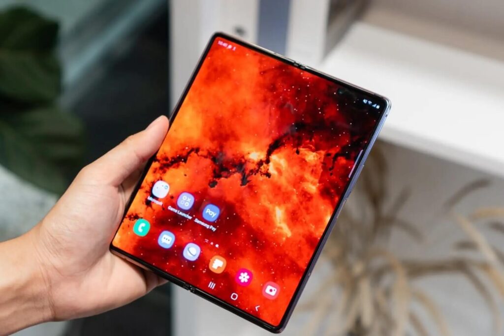 Trên tay Galaxy Z Fold2: Thiết kế bền bỉ, khắc phục mọi điểm yếu của thế hệ trước 6 Galaxy Z Fold2 nâng cấp mạnh màn hình với màn hình ngoài 6,2 inch và màn hình trong 7,6 inch AMOLED 120Hz.