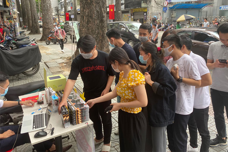 Hình ảnh hàng trăm khách hàng đã đến đổi phụ kiện cũ lấy sạc dự phòng mới tại Di Động Việt, chỉ còn vài trăm suất cuối cùng