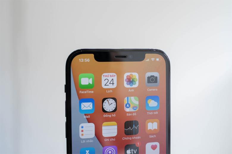 Một cải tiến khác trong thiết kế iPhone 12 Pro chính là mặt kính bảo vệ màn hình phía trước. Thực tế, Apple không gọi đây là kính mà gọi nó là lớp phủ Ceramic Shield được phát triển từ sự hợp tác của công ty với Corning. Theo gã khổng lồ Cupertino, màn hình iPhone 12 Pro có độ bền tốt hơn gấp 4 lần so với thế hệ tiền nhiệm. Điện thoại còn có xếp hạng IP68 cho khả năng chống nước và bụi. Về cơ bản, iPhone 12 Pro có cùng công nghệ màn hình OLED như người tiền nhiệm năm ngoái. Thay đổi lớn là kích thước màn hình tăng từ 5,8 inch lên 6,1 inch mà không làm tăng kích thước khung của điện thoại so với iPhone 11 Pro. Với công nghệ OLED được Apple tinh chỉnh lại (công ty gọi là Super Retina XDR OLED), bạn sẽ nhận được một trong những màn hình hiển thị tốt nhất hiện nay vì nó cung cấp màu đen sâu, màu sắc sống động, chi tiết sắc nét (độ phân giải 1170 x 2532 pixels), hỗ trợ HDR10, độ sáng tối đa lên tới 1200 nits và góc nhìn rộng. Khá đáng tiếc là công nghệ màn hình 120Hz vẫn chưa xuất hiện trên iPhone 12 Pro.