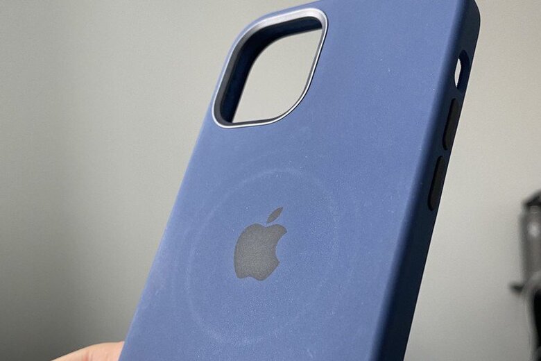 Ốp lưng iPhone 12 bị in vết do sạc MagSafe