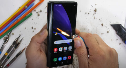 Thử nghiệm độ bền trên Samsung Galaxy Z Fold 2 5G: Bẻ không gãy, bụi không thể vào