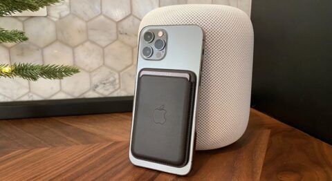 Trên tay ví da MagSafe trên iPhone 12: Liệu chiếc ví có cần thiết? Trên tay ví da MagSafe trên iPhone 12: Liệu chiếc ví có cần thiết?