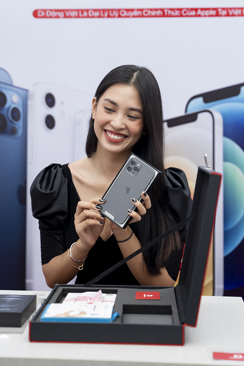 Theo chân Hoa hậu Tiểu Vy đi sắm iPhone 12 Pro Max tại Di Động Việt 7 hoa-hau-tran-tieu-vy-mua-iphone-12-pro-max-didongviet
