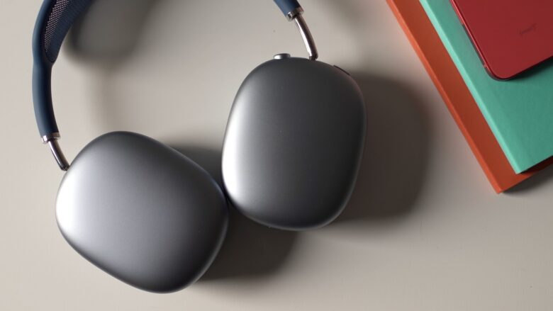 Hôm nay, là ngày AirPods Max chính thức được bán ra. Đây là tai nghe mới nhất của Apple. AirPods Max vướng phải một chút luận vì gía khá cao