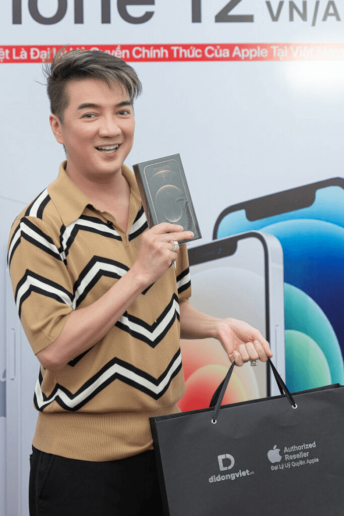 Đàm Vĩnh Hưng là một trong những người đầu tiên sở hữu iPhone 12 Pro Max tại Di Động Việt 5 clipboard image 1787797591