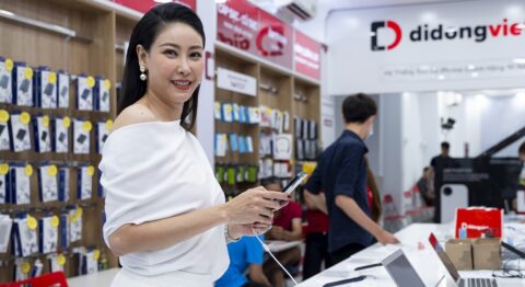 Hoa Hậu Hà Kiều Anh Trade-in thu cũ đổi mới iPhone 12 Pro Max tại Di Động Việt