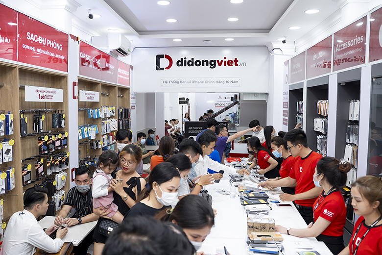 Hình ảnh khách hàng tham quan mua sắm tại Di Động Việt