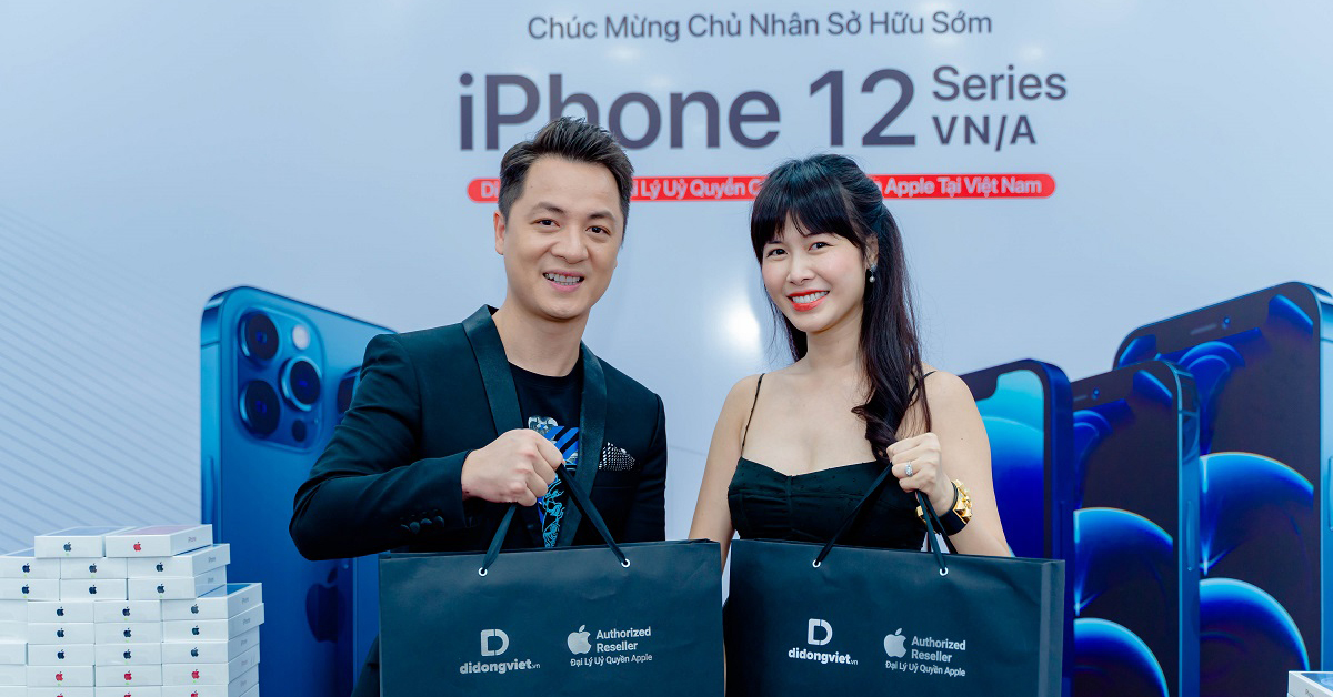 Ca sĩ Đăng Khôi được vợ tặng iPhone 12 Pro Max ngay trong đêm mở bán tại Di Động Việt