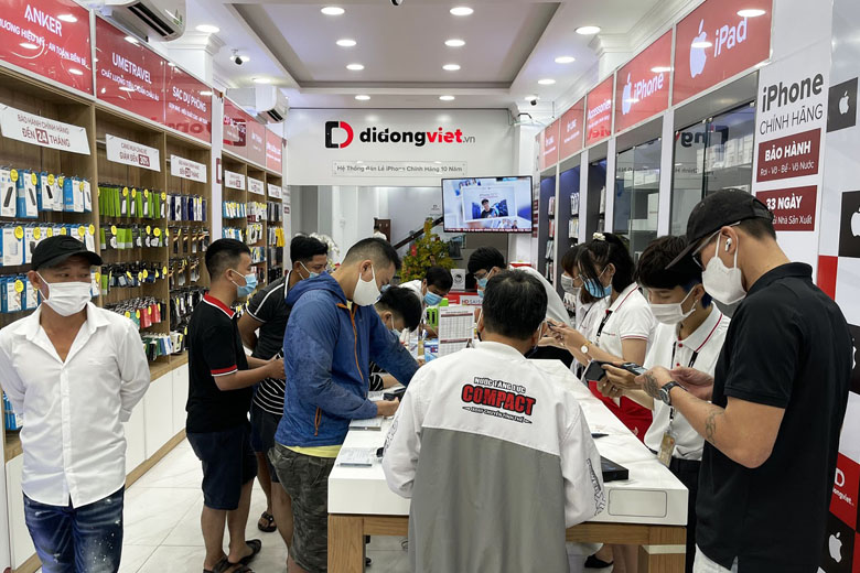 Hình ảnh khách hàng tham quan mua sắm tại Di Động Việt
