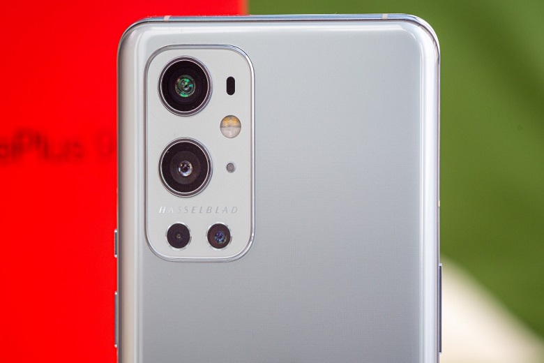 OnePlus 9 Pro có năm camera, bốn ở mặt sau và một ở mặt trước.
