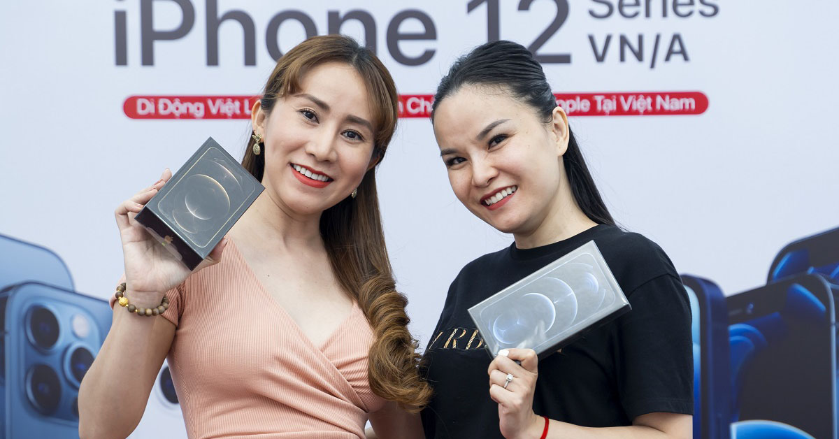 Ca sĩ Thu Ngọc cùng ca sĩ Ngọc Châu lên đời iPhone 12 Pro Max tại Di Động Việt