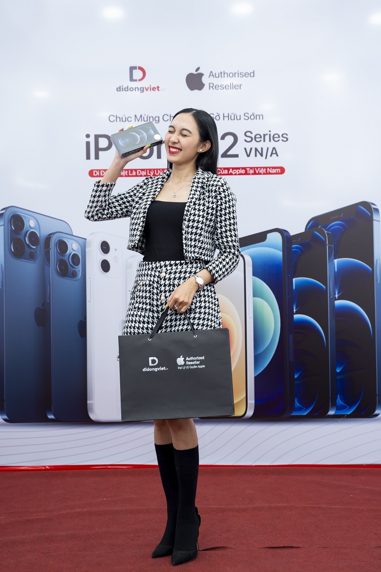 Người mẫu Thu Hiền mua iPhone tại Di Động Việt