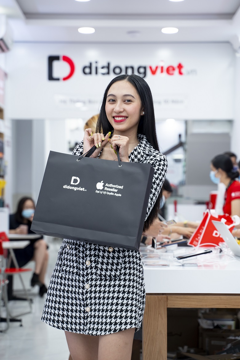Tại Di Động Việt, Người mẫu Thu Hiền chọn mua iPhone 12 Pro Max