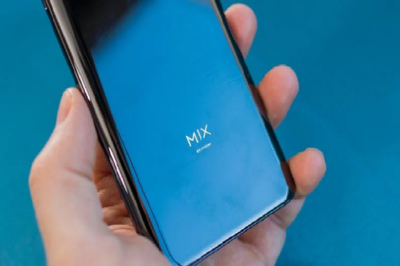 Xiaomi Mi Mix là điện thoại thông minh Android đầu tiên phá vỡ tiêu chuẩn màn hình 16: 9 vào thời điểm ra mắt lúc bấy giờ.