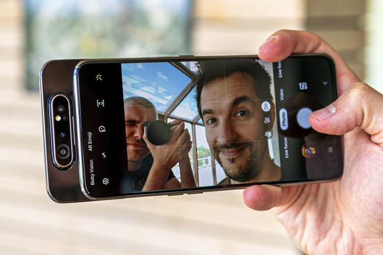 A80 là một chiếc điện thoại rất sáng tạo cho phép bạn sử dụng các camera chính để chụp ảnh tự sướng - bằng cách xoay ra phía trước