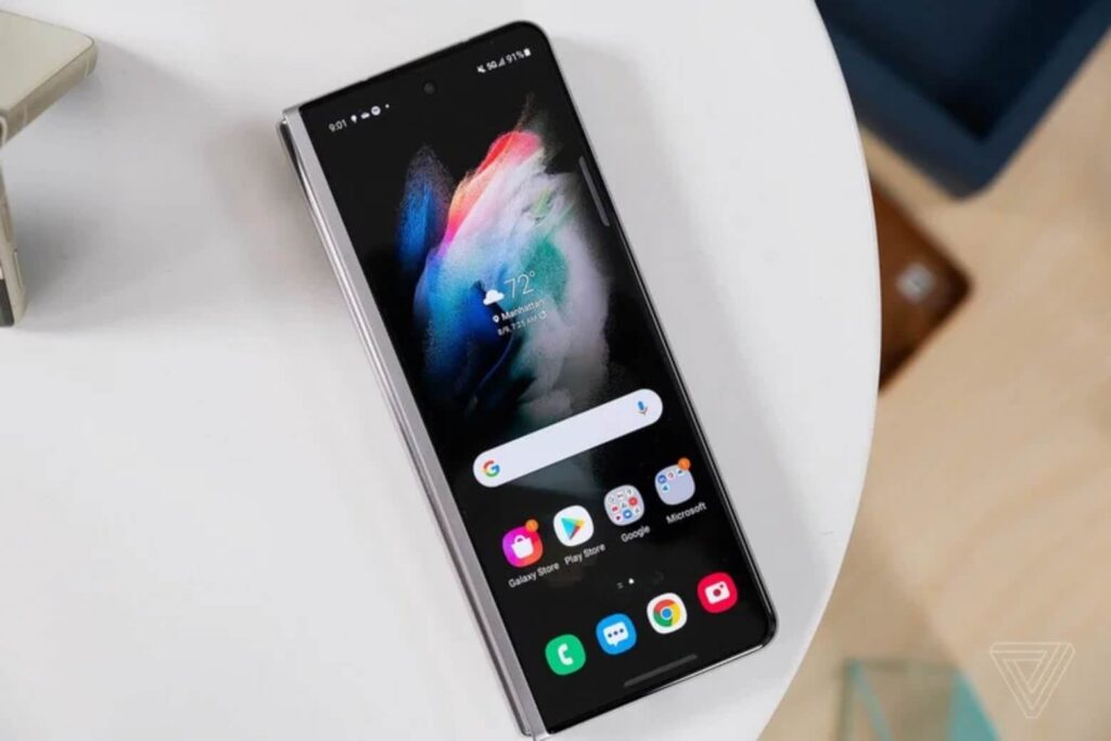 Kiểm tra độ bền của Galaxy Z Fold3: Bền hơn 80% khi so với thế hệ tiền nhiệm 8 Galaxy Z Fold3 5G nổi bật với camera ẩn dưới màn hình, S Pen và khả năng đa nhiệm linh hoạt qua App Pair, Multi-Active Window.