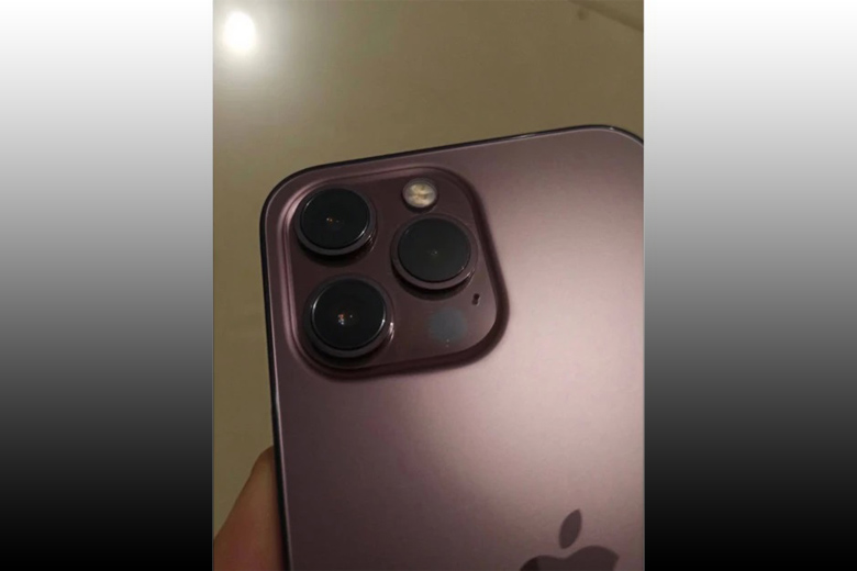 iPhone 13 Pro màu Rose Gold mang đến sự kết hợp tuyệt vời giữa màu sắc đẳng cấp và tính năng hiện đại. Với màn hình OLED siêu sáng, camera chuyên nghiệp và khả năng chống nước, chiếc điện thoại này thực sự là một trong những lựa chọn hàng đầu cho những người yêu công nghệ. Hãy xem hình ảnh và tìm hiểu thêm về sản phẩm này.