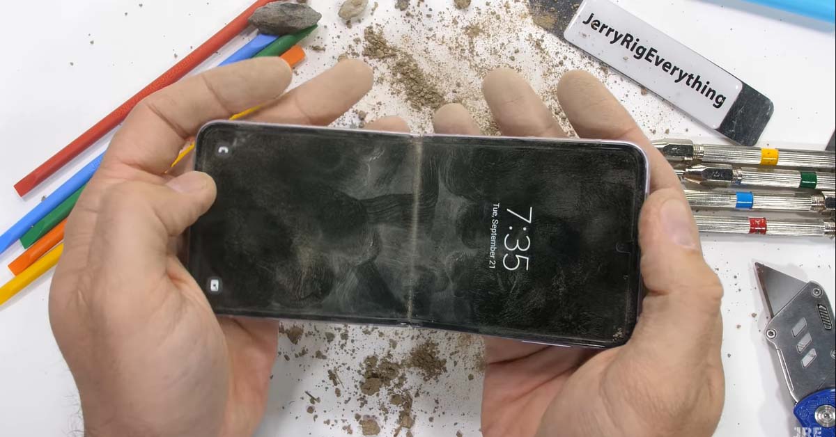 Liệu Galaxy Z Flip3 với thiết kế nhỏ gọn, mỏng manh có vượt qua được bài kiểm tra độ bền khắc nghiệt hay không?