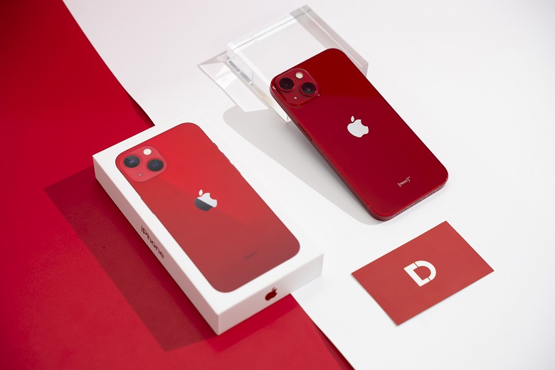 iPhone 13 màu đỏ trên tay