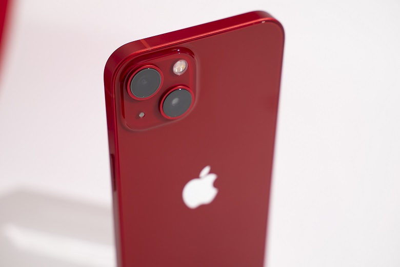 Trên tay iPhone 13 màu đỏ