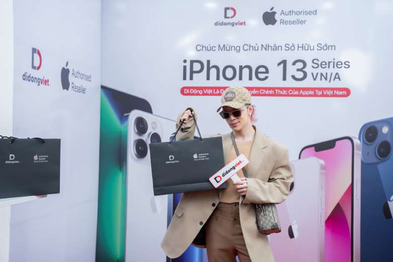 Stylish Kelbin Lei mua iPhone 13 tại Di Động Việt