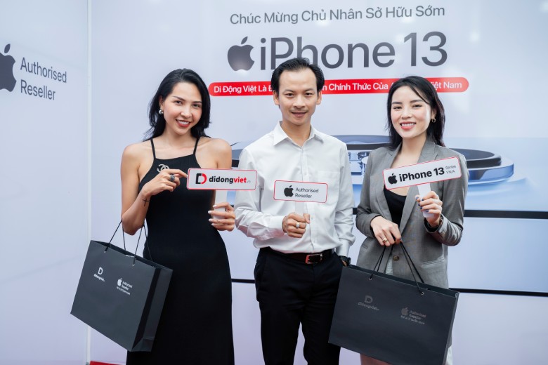 Siêu mẫu Minh Triệu lên đời iPhone 13 Pro Max tại Di Động Việt