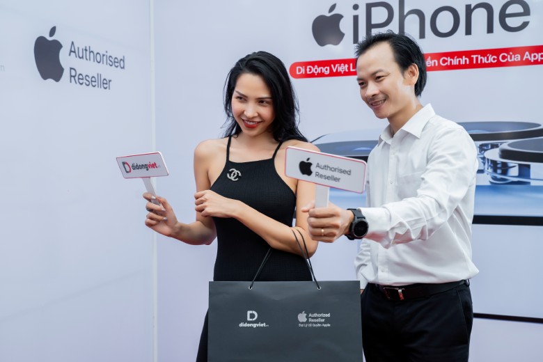 Siêu mẫu Minh Triệu lên đời iPhone 13 Pro Max tại Di Động Việt