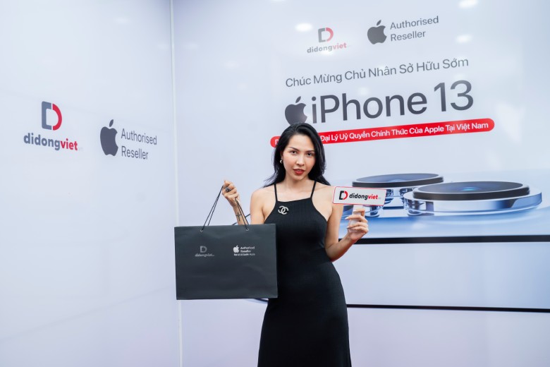 Siêu mẫu Minh Triệu lên đời iPhone 13 Pro Max tại Di Động Việt