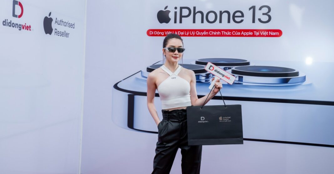 ca sĩ Thiều Bảo Trang mua iPhone 13 Pro Max tại Di Động Việt