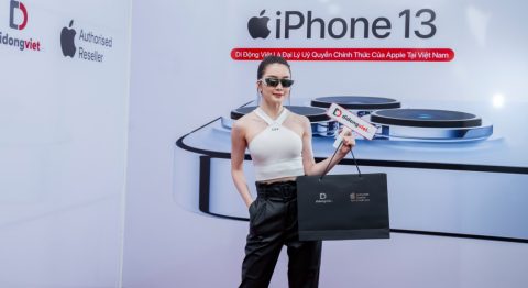 ca sĩ Thiều Bảo Trang mua iPhone 13 Pro Max tại Di Động Việt