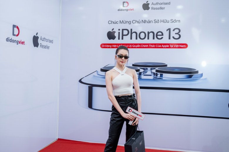 Ca sĩ Thiều Bảo Trang tin tưởng chọn mua iPhone 13 Pro Max tại Di ...