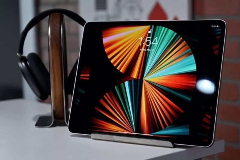 Vì sao nhiều người chọn mua iPad Pro M1 mà không phải laptop? 10 Thiết kế mỏng nhẹ khiến iPad Pro M1 mang tính linh hoạt cao - dễ dàng mang theo mọi lúc mọi nơi