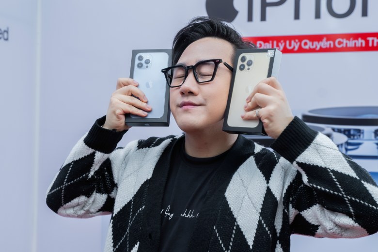 Trung Quân Idol bất ngờ ghé thăm Di Động Việt để lên đời iPhone 13 Pro Max