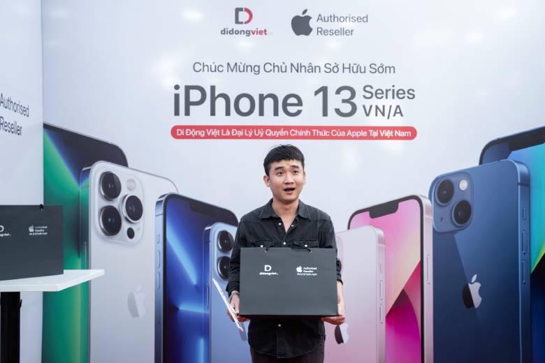 Nhà văn Hà Thanh Phúc hào hứng tham gia Trade-in thu cũ đổi mới iPhone 13 Pro Max tại Di Động Việt