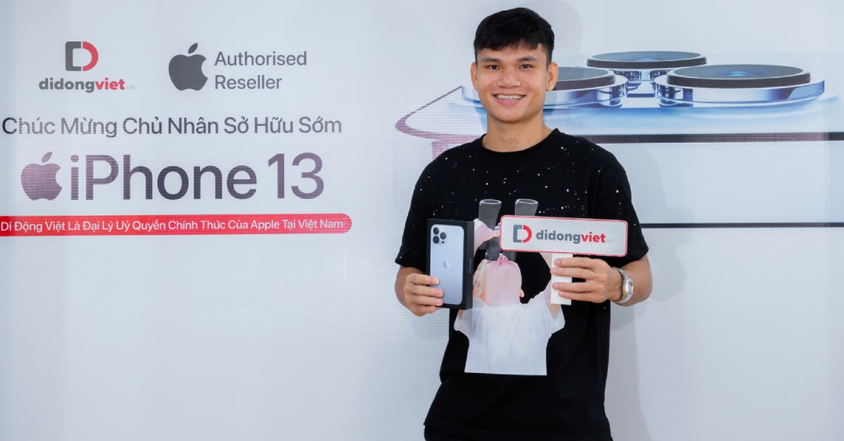 Cầu thủ Phạm Xuân Mạnh lên đời iPhone 13 Pro Max tại Di Động Việt
