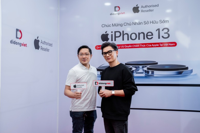 Stylish Nam Trung ghé thăm Di Động Việt để lên đời iPhone 13 Pro Max mới