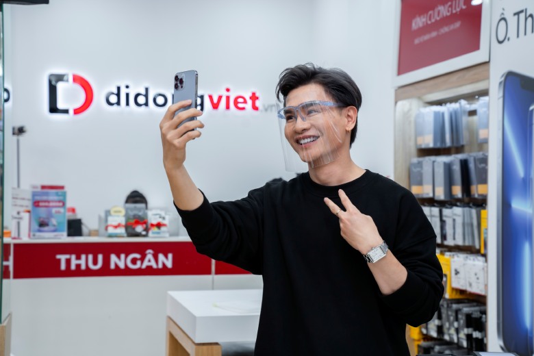 Stylish Nam Trung ghé thăm Di Động Việt để lên đời iPhone 13 Pro Max mới